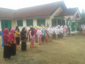 walau harus menempuh jarak 3km dengan berjalan kaki,namun semangat pantang menyerah Kartini-Kartini Kampung Moris Jaya memang patut di acungi jempol.